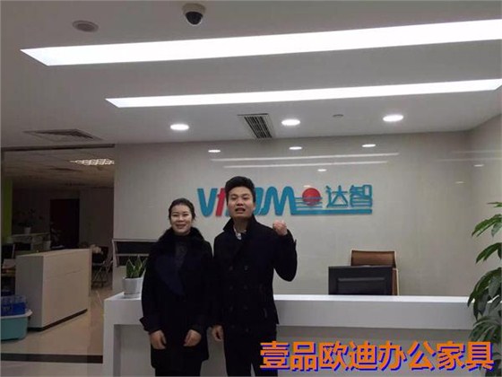 客户与沐鸣2业务经理合影