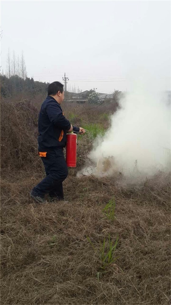 沐鸣2工艺部刘剑波经理演示灭火器用法