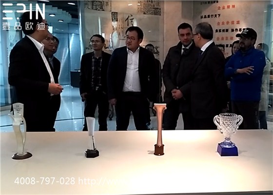 赢咖8董事长张晓帆先生向意大利客人介绍意大利扪皮工艺办公家具