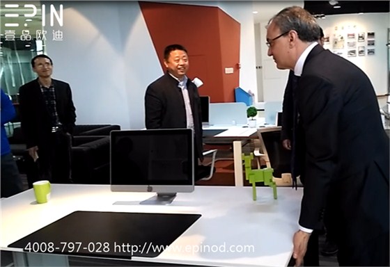 意大利客人体验优耐系列班台的分量 意大利客人体验优耐系列班台的分量