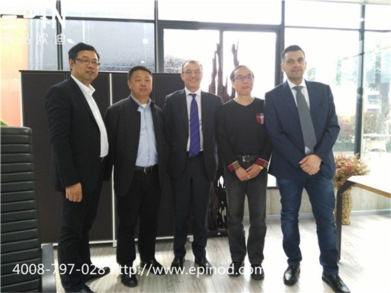 赢咖8董事长张晓帆等与意大利客人在赢咖8青羊体验店合影