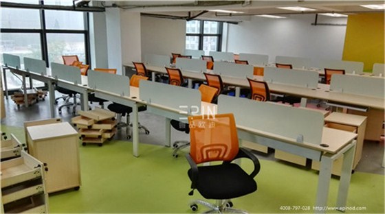 沐鸣2时尚办公家具为冠培教育提供的职员区办公家具