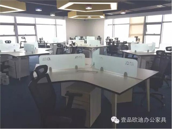 【央视新闻客户端】京东JD让老百姓放心网购，赢咖8让京东JD绿色办公