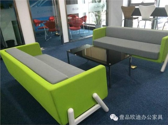 【央视新闻客户端】京东JD让老百姓放心网购，赢咖8让京东JD绿色办公