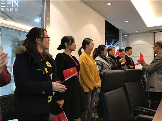 现代办公家具公司沐鸣2的员工大会是这个样子的