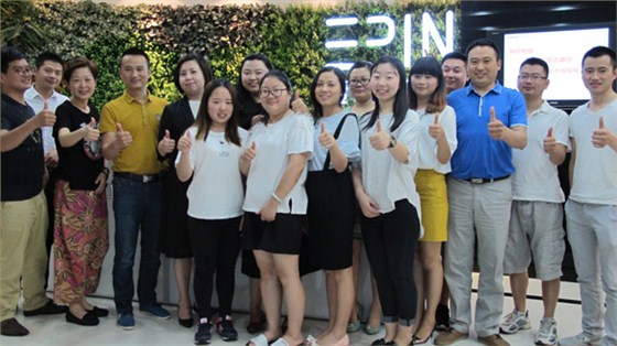 赢咖8小伙伴与申总合影