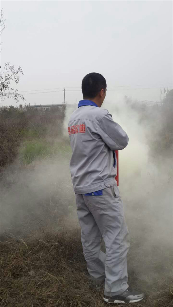赢咖8同事学习灭火器使用方法