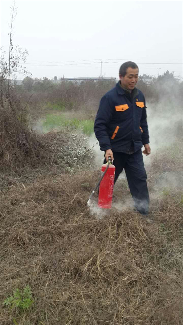 赢咖8工厂同事尝试灭火器的使用