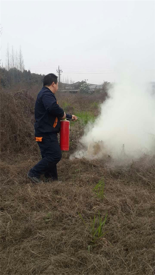 赢咖8工艺部刘剑波经理演示灭火器用法