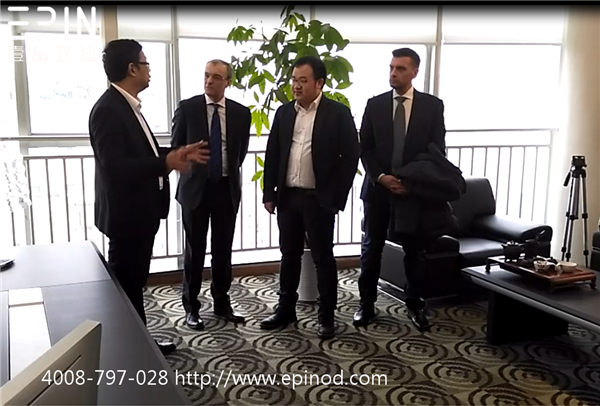 赢咖8董事长张晓帆先生介绍敬天系列办公家具的设计理念和灵感