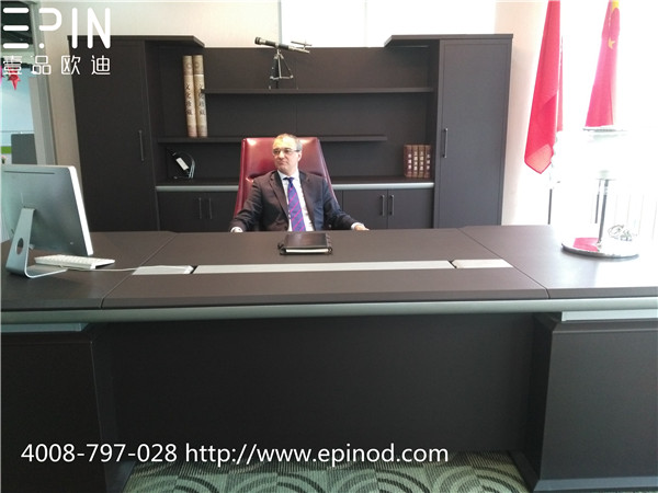 意大利客人体验赢咖8敬天系列办公家具