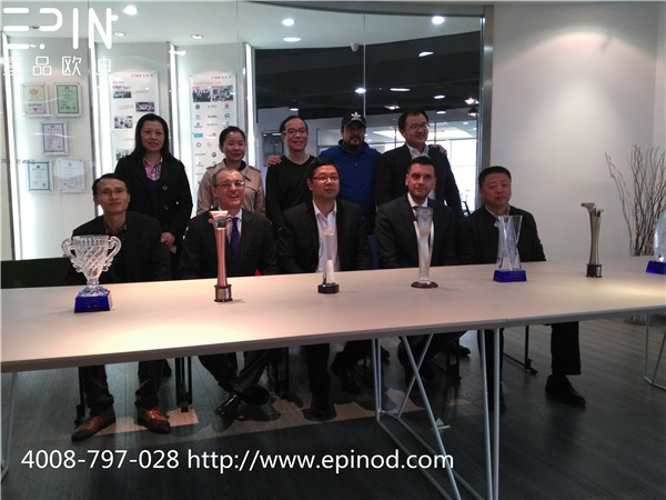 赢咖8董事长张晓帆等与意大利客人在赢咖8青羊展厅合影