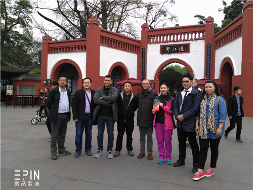 意大利国家电视台及米兰蒙札市副市长与南京陪同人员在都江堰合影-沐鸣2摄