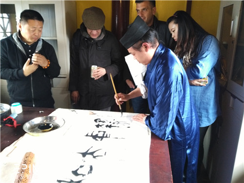 从中国文字向意大利来宾介绍中国道家文化-沐鸣2摄