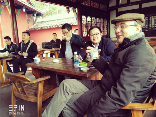 米兰蒙札副市长体验南京盖碗茶-沐鸣2摄