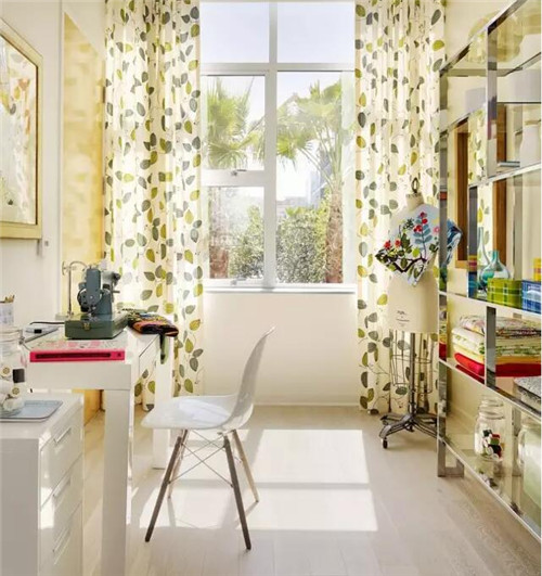 家庭办公室中办公桌可以根据空间大小来选择-沐鸣2