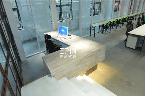 赢咖8枫韵系列桌屏办公桌在筑焱建筑设计公司的实景效果