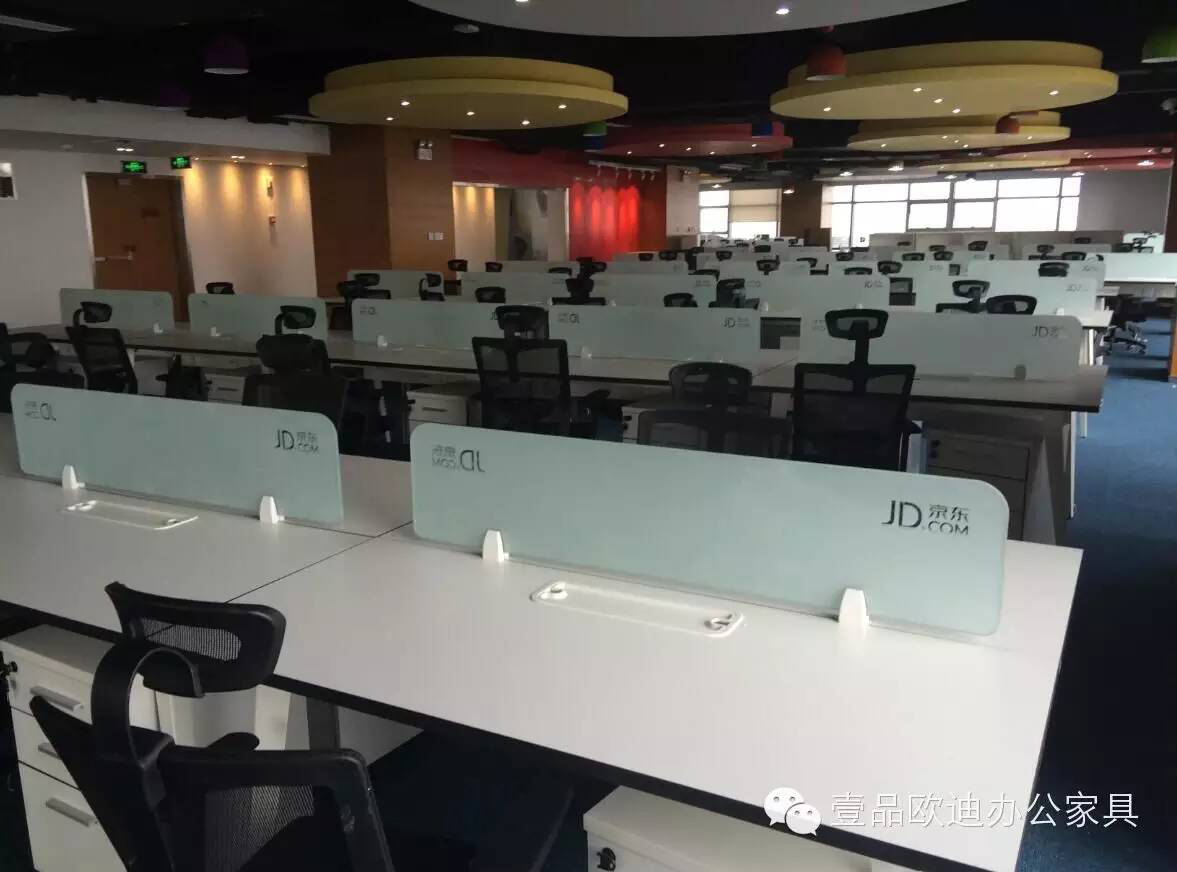 赢咖8印制了京东LOGO的桌屏工作位 屏风工作位