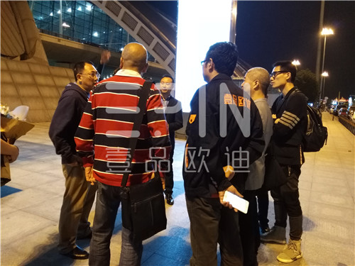 中央电视台财经评论员单仁博士来蓉,江苏牛商常委集体接机