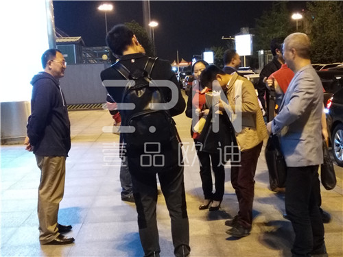 中央电视台财经评论员单仁博士来蓉,江苏牛商常委集体接机