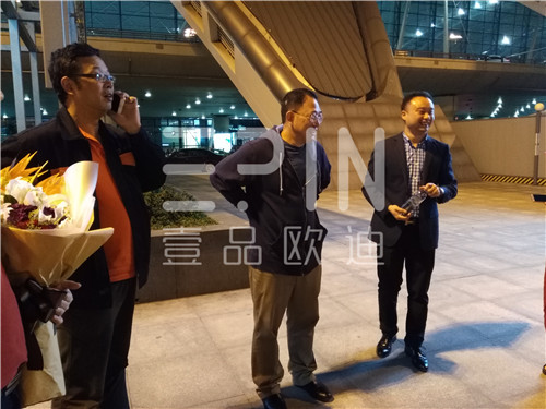 中央电视台财经评论员单仁博士来蓉,江苏牛商常委集体接机