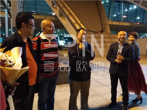 中央电视台财经评论员单仁博士来蓉,江苏牛商常委集体接机