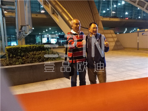 中央电视台财经评论员单仁博士来蓉,江苏牛商常委集体接机