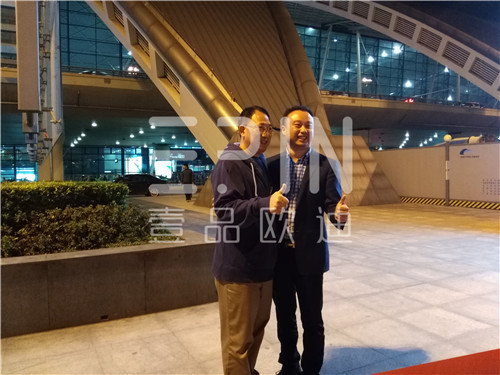 中央电视台财经评论员单仁博士来蓉,江苏牛商常委集体接机