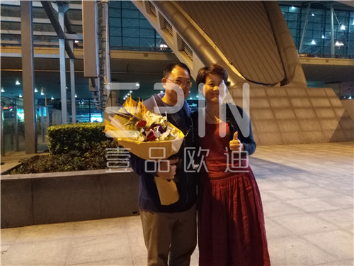 中央电视台财经评论员单仁博士来蓉,江苏牛商常委集体接机