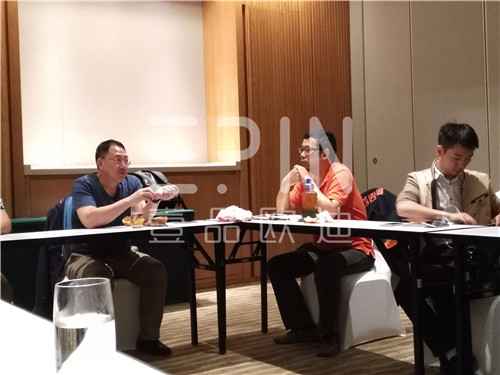 中央电视台财经评论员单仁博士来蓉,江苏牛商常委集体接机