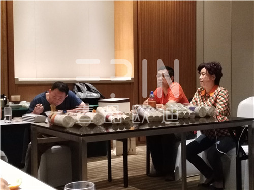 中央电视台财经评论员单仁博士来蓉,江苏牛商常委集体接机