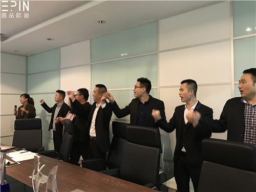 现代办公家具公司沐鸣2的员工大会是这个样子的