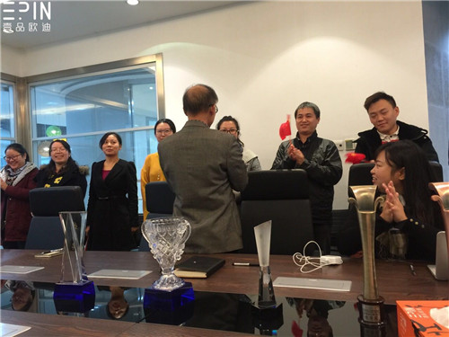 现代办公家具公司沐鸣2的员工大会是这个样子的