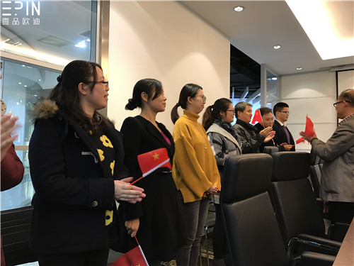 现代办公家具公司沐鸣2的员工大会是这个样子的