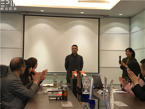 现代办公家具公司沐鸣2的员工大会是这个样子的