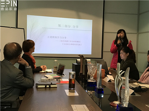 现代办公家具公司沐鸣2的员工大会是这个样子的