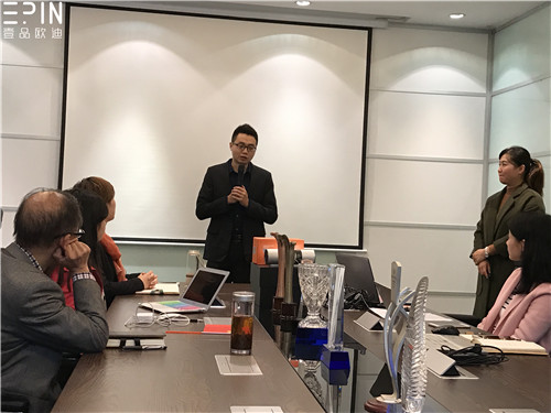 现代办公家具公司沐鸣2的员工大会是这个样子的