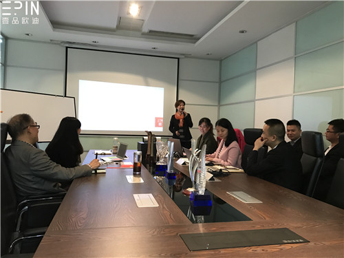 现代办公家具公司沐鸣2的员工大会是这个样子的