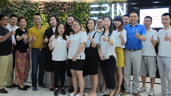 赢咖8小伙伴与申总合影