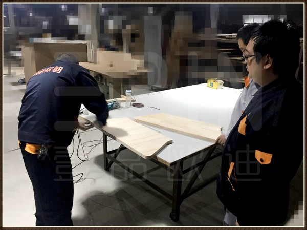 沐鸣2工厂同事一起研究实木工艺